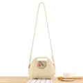 Beige geflochtene Stroh-Umhängetasche mit bunten Perlenklappe für Sommerstrand und Alltag. - Beige