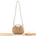 Handgefertigte Strohtasche mit bunter Perlenklappe, stylische Freizeittasche für den Strand. - Camel
