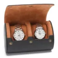 Zwarte PU lederen horlogedoos roll met twee vakken en twee zilveren quartz horloges. - Kruis / 2 Horloges / Zwart