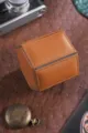 Gedetailleerd overzicht van de bruine hexagonale lederen horlogedoos met fijne stiksels. - 1 Plaats / Bruin