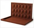 Bruin fluwelen horloge display plateau met meerdere sleuven voor horlogeopslag en live streaming. - Horizontale koffiebruine displayset (18 vakken)