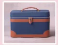 Elegante blauwe en bruine cosmetictas met vintage trunk design voor handige opbergen. - Contrast blauw