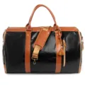Gros plan sur les details du sac de voyage en cuir PU noir et marron avec poignees et sangle. - Marron