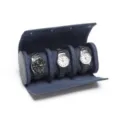 Close-up van de donkerblauwe krokodillenpatroon PU lederen 3-slots horloge opbergtas. - 3 Horloges / Donkerblauw
