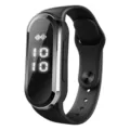 Vista detallada de la pulsera antiestática negra con pantalla LED ovalada brillante y elegante. - Negro