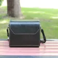 Vintage zwarte lederen cameratas voor spiegelloze camera's met verstelbare riem. - Zwart