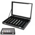 Detalle de la caja de almacenamiento de correas de reloj de cuero PU con ranuras de terciopelo. - Cuero PU Negro / 8 compartimentos