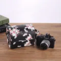 Cilindrische fotocas met bloemenprint gedetailleerd overzicht in PU-leer en compacte vorm. - Vlinder & Bloem