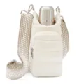 Detail van gewatteerde waterfles tas in crèmekleur met brede schouderriem en metalen accessoires. - Beige