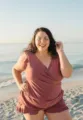 Strand detailweergave van een plus-size V-hals ruffle wrap badpak met ingebouwde bh-support. - XS / Baksteenrood