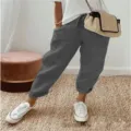 Detailansicht der dunkelgrauen Leinen Freizeithose für Damen mit elastischem Kordelzug. - S / Dunkelgrau