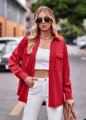 Detailansicht des roten Langarm-Cordhemds für Damen mit Doppeltaschen und Knopfleiste. - 2XL / Weinrot