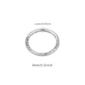 Nahaufnahme Detail eines Titan Scharnier Piercingrings mit geschnitztem Muster und Maß. - Seitlich Graviert (TIE24140-ST-1.2*6侧) / 1.2x6mm