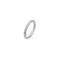 Nahaufnahme des gravierten Titan Segmentrings mit Klappverschluss und feiner Oberflächenstruktur. - Flach Graviert (TIE24140-ST-1.2*8平) / 1.2x8mm