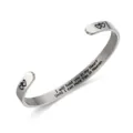 Edler Edelstahl Armreif mit graviertem Spruch und wunderschönen Herzmotiven für Damen. - Im Herzen Halten Gravierter Stil (B1780-ST) / Silber