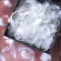 Flauschige weiße Federn in Geschenkbox für romantische Verpackung und Bastelarbeiten. - Weiß