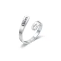 Nahaufnahme des verstellbaren Titanstahlrings mit Lucky Schriftzug und Kreuz Ausschnitt. - LUCKY Stil (R155)