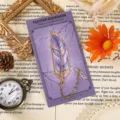 Segnalibro in metallo con piuma e catena viola, elegante regalo di cancelleria vintage. - Piuma d'Ametista (Confezione Semplice)
