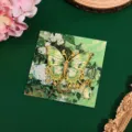 Elegantes metallenes hohles Schmetterlingslesezeichen mit schöner Karte und edler Kette. - Mit Kunstkarton / Schmetterlingstanz im Wald