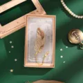 Segnalibro in metallo a forma di piuma con catenina delicata e confezione regalo retrò - Piuma Dorata Verso il Sole (Confezione Regalo)