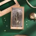 Segnalibro in metallo piuma squisito con catena e confezione regalo, elegante regalo di cancelleria. - Piuma d'Inchiostro Partenza (Confezione Regalo)