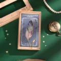 Segnalibro in metallo a forma di piuma con catenella delicata, regalo elegante ideale. - Piuma Viola Insegue la Luce (Confezione Regalo)