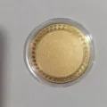 Pièce commémorative dorée vierge avec étui de protection, idéale pour gravure laser. - Or