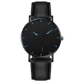 Herren minimalistische Quarzluhr mit schwarzem Lederarmband und blauen Indizes auf dem Zifferblatt. - Schwarz-blaues Zifferblatt schwarzes Armband