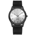 Orologio al quarzo minimalista con cinturino in maglia nera e quadrante argento elegante. - Gun White