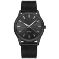 Dettaglio in primo piano del quadrante dell'orologio al quarzo nero minimalista con indici argentati. - Canna di Fucile
