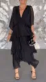 Gedetailleerd overzicht van de zwarte chiffon jurk met V-hals en stijlvolle vleermuismouwen. - Zwart