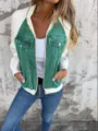 Nahaufnahme der grünen Jeans und weißen Fleece Damen Jacke Details mit praktischem Reißverschluss. - Grün