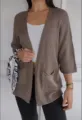 Detailansicht der Damen Waffelstrick Strickjacke mit offenen Front und Dreiviertelärmeln. - Braun