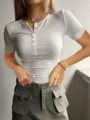 Gros plan détail d'un élégant haut Henley en tricot côtelé blanc à manches courtes pour femmes. - XS / Blanc