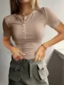 Detailansicht Damen Kurzarm Rippstrick Top mit Knopfleiste und figurbetontem Schnitt. - Khaki