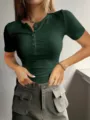 Top court en tricot côtelé vert foncé pour femme, manches courtes et boutons tendance. - XS / Vert Foncé