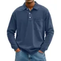 Detailansicht des blauen langärmeligen Herren-Poloshirts mit Brusttasche und Knopfleiste. - Marineblau