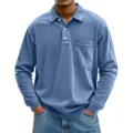 Nahaufnahme des langärmligen Herren Poloshirts mit Brusttasche in klassischem Blau Stoff. - Blau