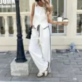 Completo elegante da donna con gilet e pantaloni, outfit bianco casual con dettagli neri. - Taglia S / Top e Pantaloni / Bianco