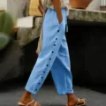 Vue détail du pantalon court décontracté en coton lin bleu clair avec boutons latéraux et cordon. - Bleu ciel