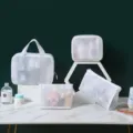 Detailansicht von klaren weißen Netzkosmetiktaschen, wasserdichte Kulturbeutel Reise Organizer. - Große Handtasche (33.5*25.5*10 cm) / Weiß