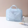Detalle de bolsa de viaje de malla azul clara muestra tela transpirable y asa resistente. - Bolso Grande (33.5x25.5x10cm) / Azul
