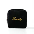 Zwarte fluwelen cosmetische tas draagbare hygiënische opbergtas met elegant gouden borduursel. - Zwart