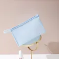 Detalle del neceser azul de malla con asa cómoda para viajes y uso diario en el hogar. - Bolsa Triangular (23x14x8cm) / Azul