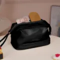 Bolsa de maquillaje doble de PU negro impermeable, organizador de viaje portátil. - Negro de doble capa