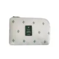 Detalle de la bolsa organizadora de electrónica de viaje con cremallera y diseño de cactus. - Cactus