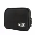 Vue détaillée de la pochette de rangement électronique noire en tissu résistant avec icônes. - Noir