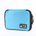 Détail de la pochette organisatrice d'accessoires électroniques bleue, trousse de voyage portable. - Bleu Brillant