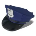 Gros plan détaillé du chapeau de costume de police bleu marine avec visière noire brillante. - Taille unique / Bleu Badge en Cuir
