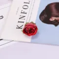 Detailaufnahme des künstlichen roten Rosenkopfes für Heimdekoration und Fotorequisiten. - Burgunderrot
